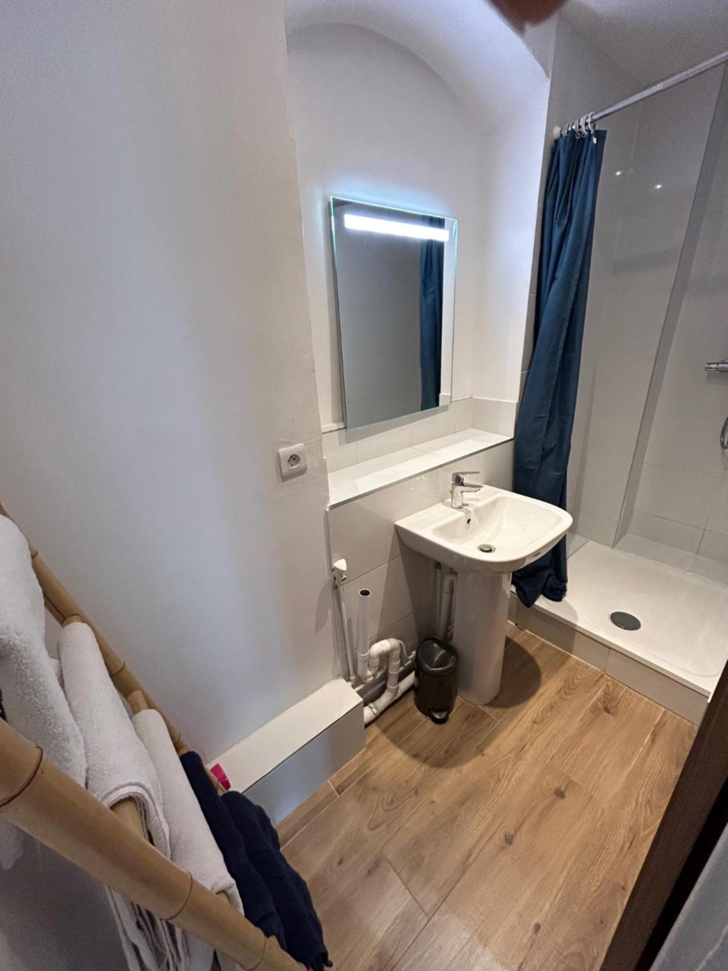 Abesse Apartment